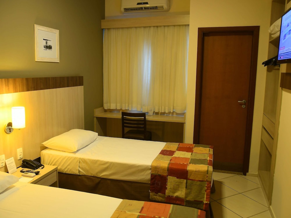 Habitación estándar con dos camas individuales del hotel Araraquara By Mercure. Foto 1
