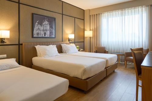 Habitación estándar con 2 camas individuales y cama supletoria del hotel Portus Cale