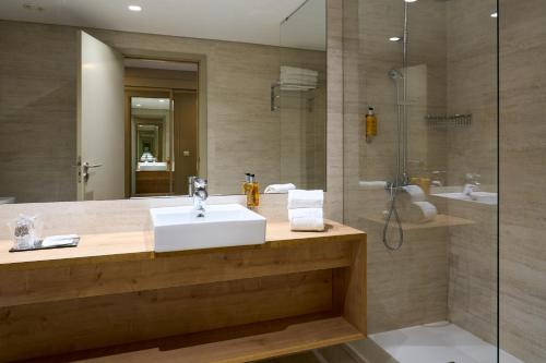 Habitación estándar con 2 camas individuales y cama supletoria del hotel Portus Cale. Foto 2