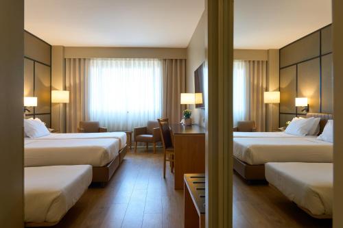 Habitación estándar con 2 camas individuales y cama supletoria del hotel Portus Cale. Foto 3