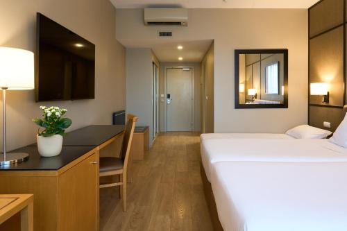Habitación estándar con 2 camas individuales y cama supletoria del hotel Portus Cale. Foto 4