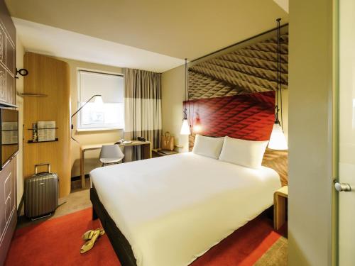 Standard Double Room and Sofa Bed del hotel Ibis Hamburg City. Foto 3