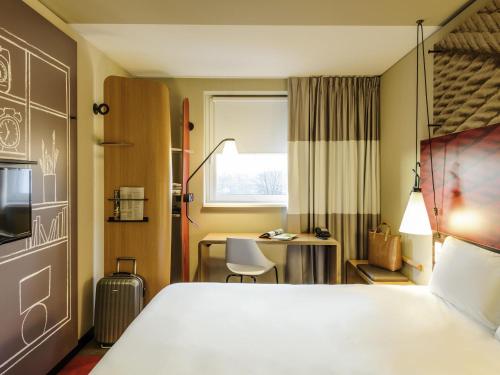 Standard Double Room and Sofa Bed del hotel Ibis Hamburg City. Foto 4
