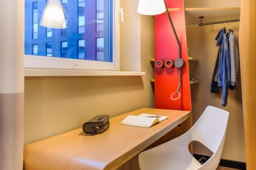 Suite Familiar Estándar con 2 habitaciones comunicadas del hotel Ibis Hamburg City. Foto 2