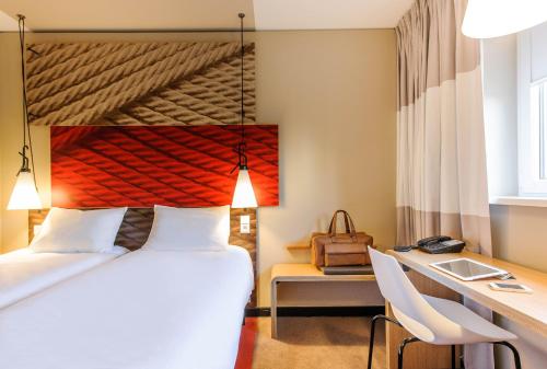 Habitación Doble Estándar - 2 camas del hotel Ibis Hamburg City. Foto 7