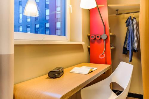 Habitación Doble Estándar - 2 camas del hotel Ibis Hamburg City. Foto 9