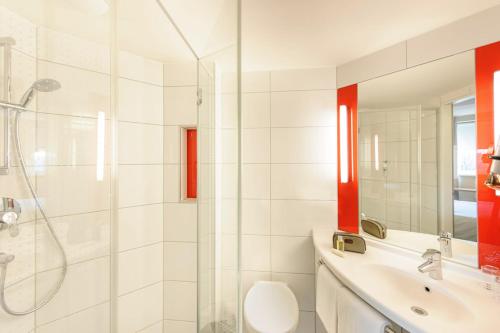 Habitación Doble Estándar - 2 camas del hotel Ibis Hamburg City. Foto 10