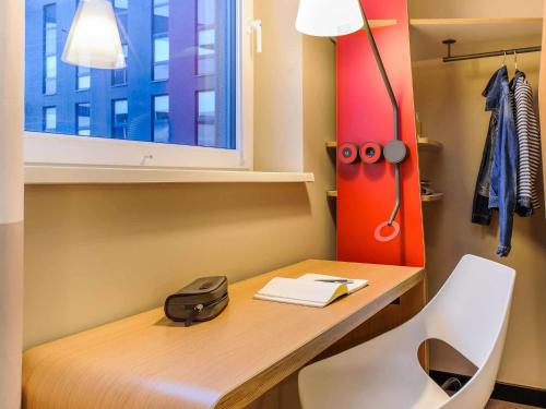 Standard Double Room and Sofa Bed del hotel Ibis Hamburg City. Foto 8
