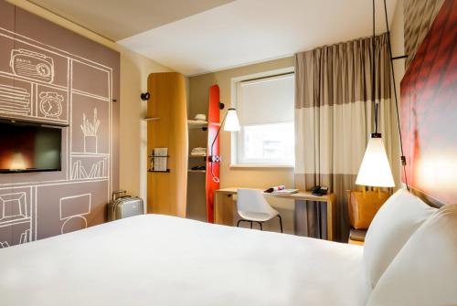 Standard Double Room and Sofa Bed del hotel Ibis Hamburg City. Foto 9