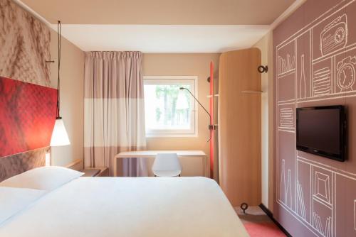Standard Double Room and Sofa Bed del hotel Ibis Hamburg City. Foto 12