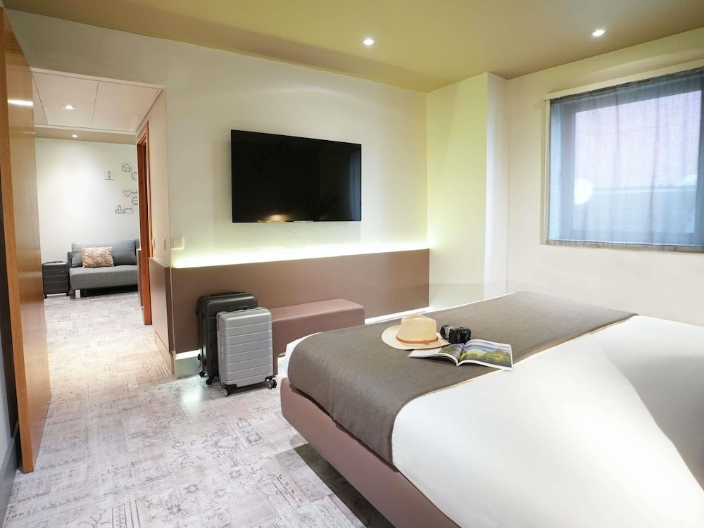 Suite familiar, 1 cama de matrimonio grande con sofá cama del hotel Mercure Porto Centro Santa Catarina. Foto 1