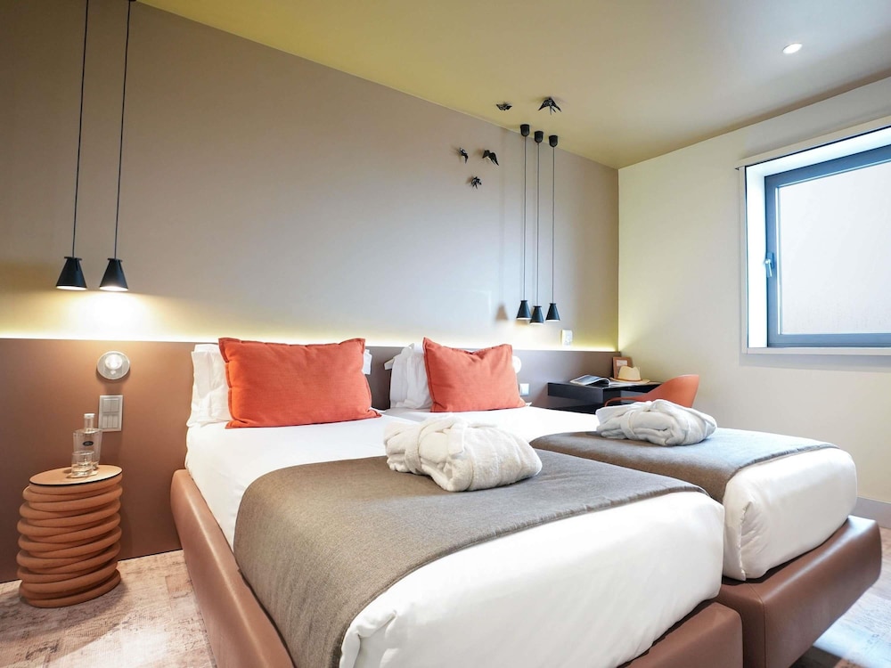 Habitación superior, 2 camas individuales, vistas a la ciudad del hotel Mercure Porto Centro Santa Catarina. Foto 3
