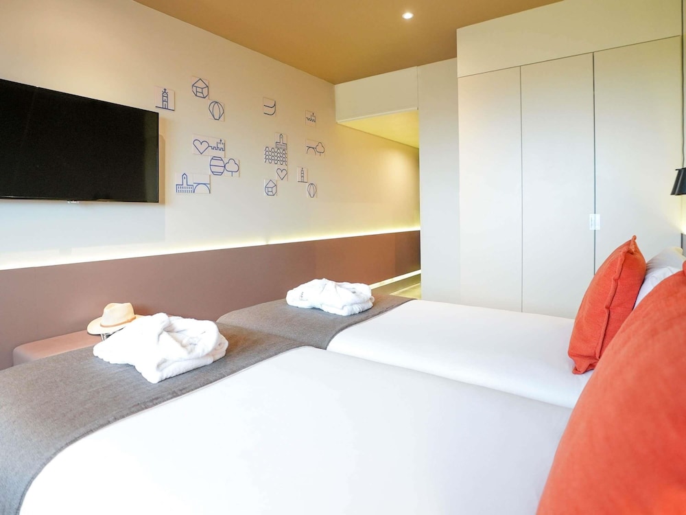 Habitación superior, 2 camas individuales, vistas a la ciudad del hotel Mercure Porto Centro Santa Catarina. Foto 4