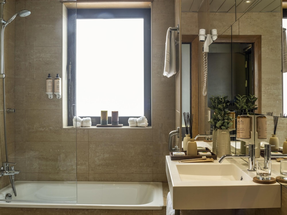 Suite familiar, 1 cama de matrimonio grande con sofá cama del hotel Mercure Porto Centro Santa Catarina. Foto 3