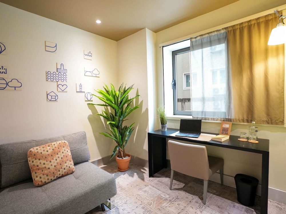 Suite familiar, 1 cama de matrimonio grande con sofá cama del hotel Mercure Porto Centro Santa Catarina. Foto 5