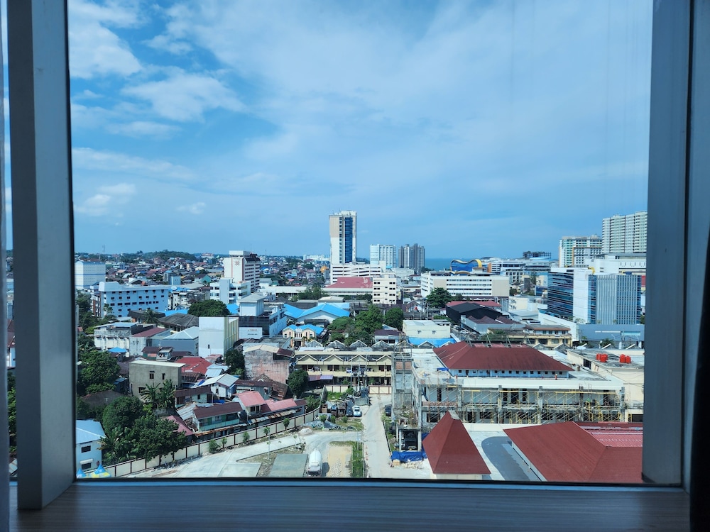 Habitación superior, 1 cama de matrimonio grande del hotel Novotel Balikpapan. Foto 3