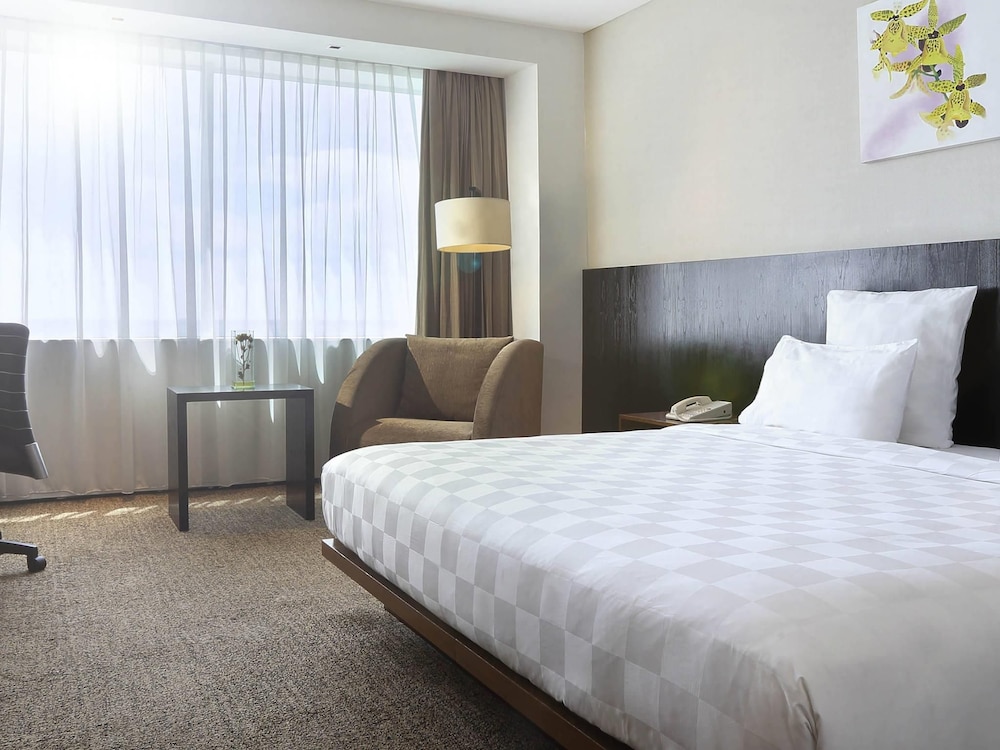 Habitación superior, 1 cama de matrimonio grande del hotel Novotel Balikpapan. Foto 4