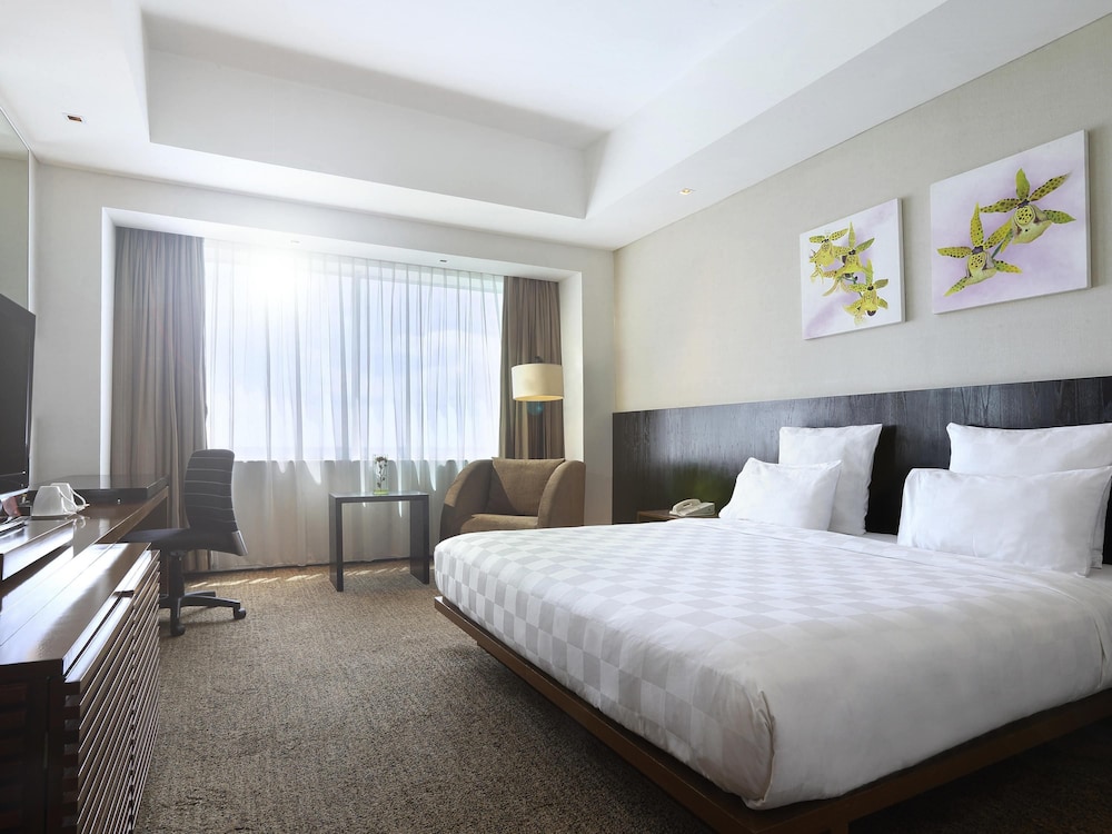 Habitación superior, 1 cama de matrimonio grande del hotel Novotel Balikpapan. Foto 5