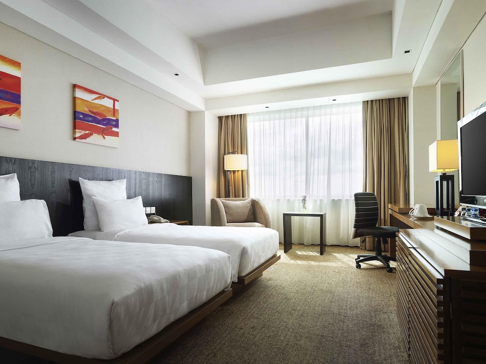 Habitación Deluxe, 1 cama de matrimonio grande del hotel Novotel Balikpapan. Foto 4