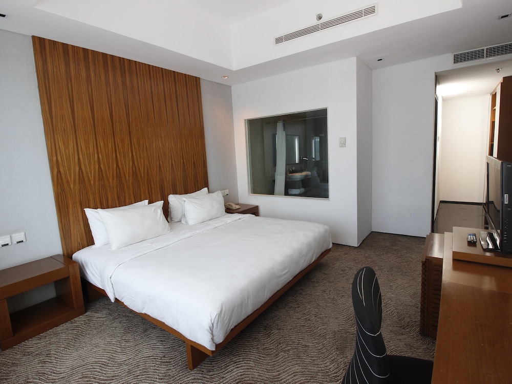 Suite Business, 1 cama de matrimonio grande del hotel Novotel Balikpapan