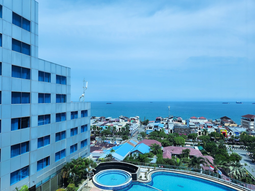 Suite Business, 1 cama de matrimonio grande del hotel Novotel Balikpapan. Foto 2