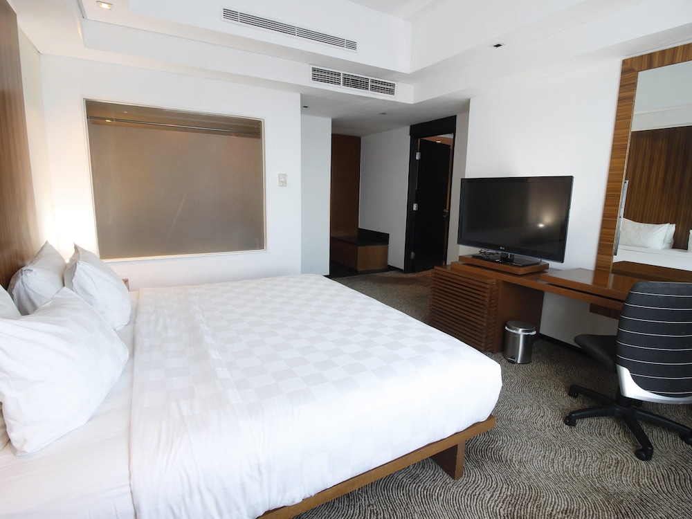 Suite Business, 1 cama de matrimonio grande del hotel Novotel Balikpapan. Foto 7