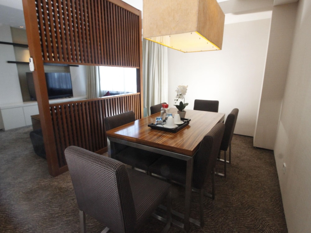 Suite Business, 1 cama de matrimonio grande del hotel Novotel Balikpapan. Foto 8