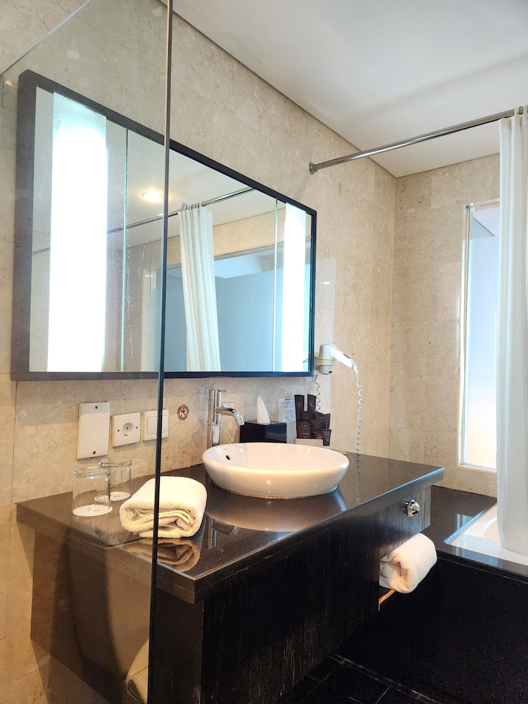 Suite junior, 1 cama de matrimonio grande del hotel Novotel Balikpapan