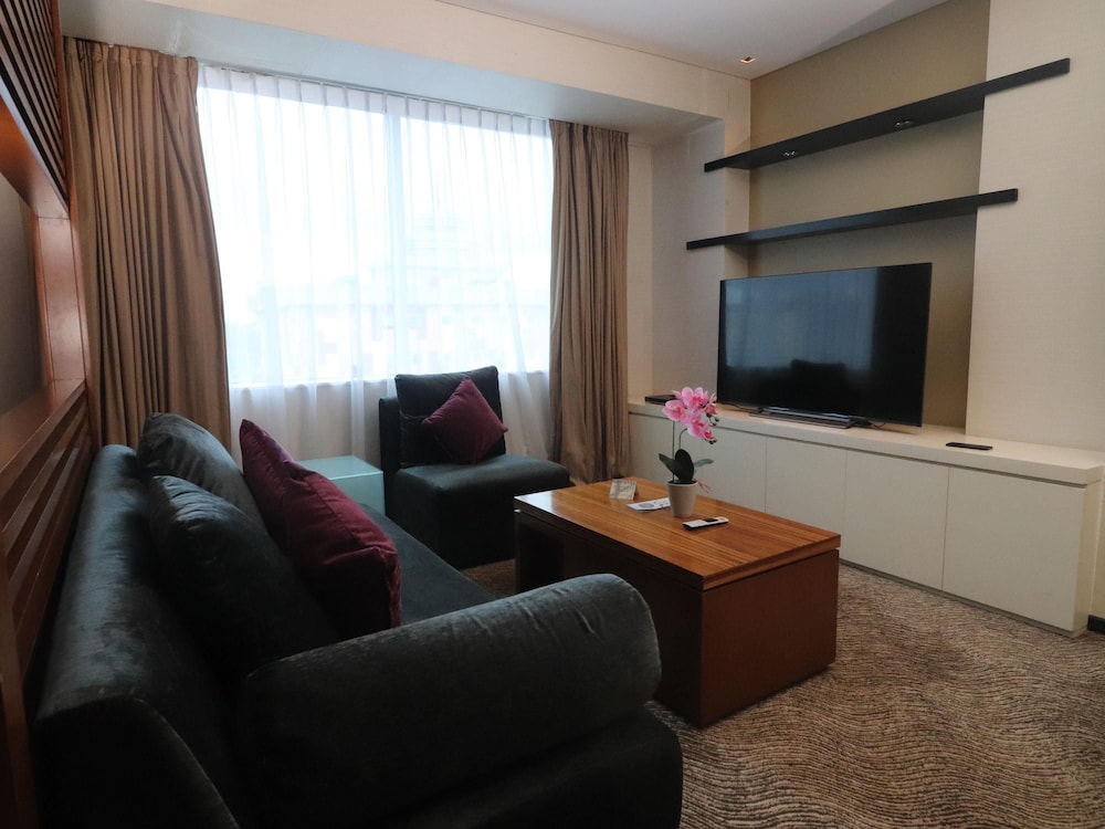 Suite Business, 1 cama de matrimonio grande del hotel Novotel Balikpapan. Foto 9