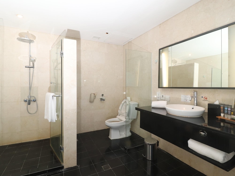 Suite junior, 1 cama de matrimonio grande del hotel Novotel Balikpapan. Foto 2