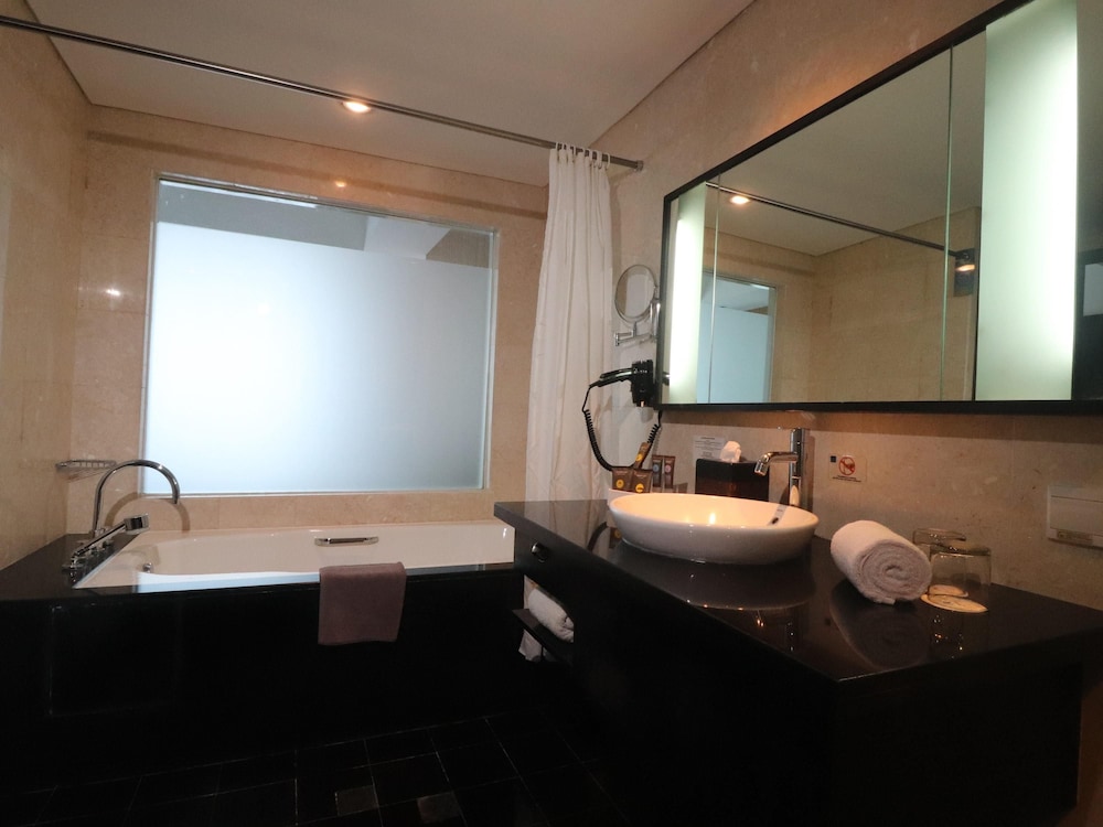 Suite junior, 1 cama de matrimonio grande del hotel Novotel Balikpapan. Foto 3