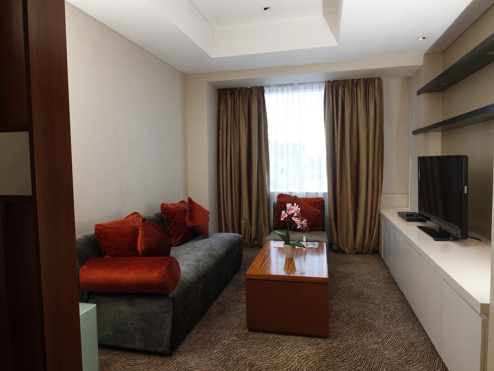 Suite junior, 1 cama de matrimonio grande del hotel Novotel Balikpapan. Foto 6
