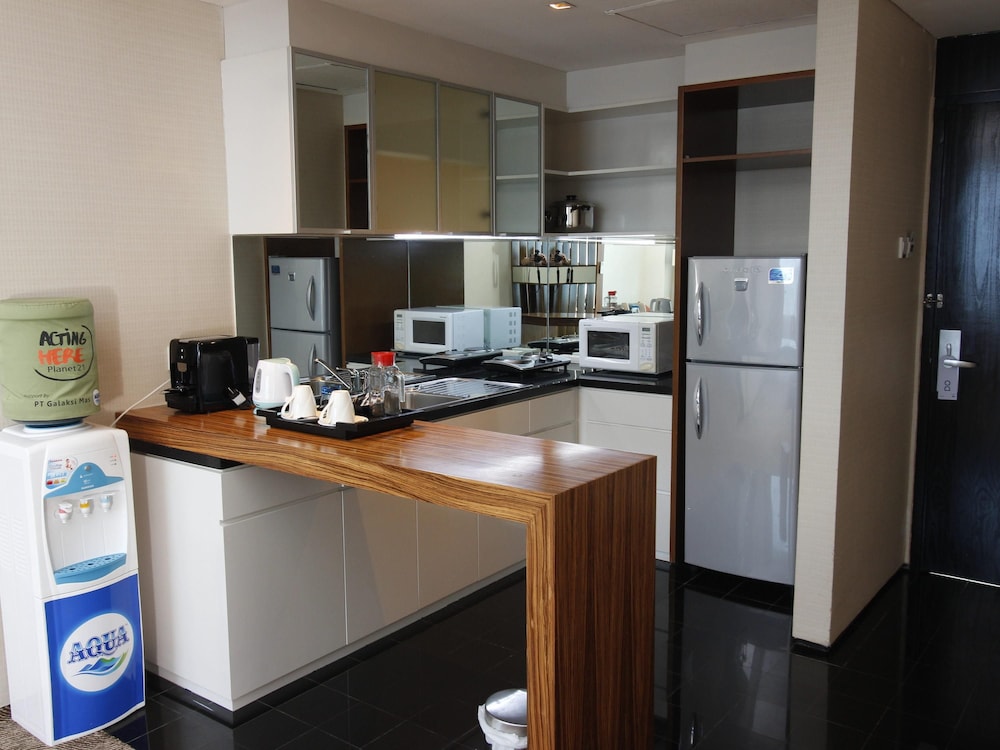 Suite junior, 1 cama de matrimonio grande del hotel Novotel Balikpapan. Foto 9