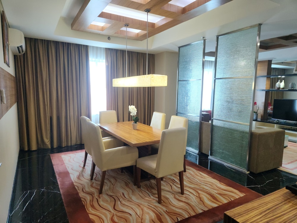 Habitación ejecutiva, 1 cama de matrimonio grande del hotel Novotel Balikpapan. Foto 1