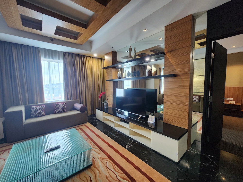 Habitación ejecutiva, 1 cama de matrimonio grande del hotel Novotel Balikpapan. Foto 3