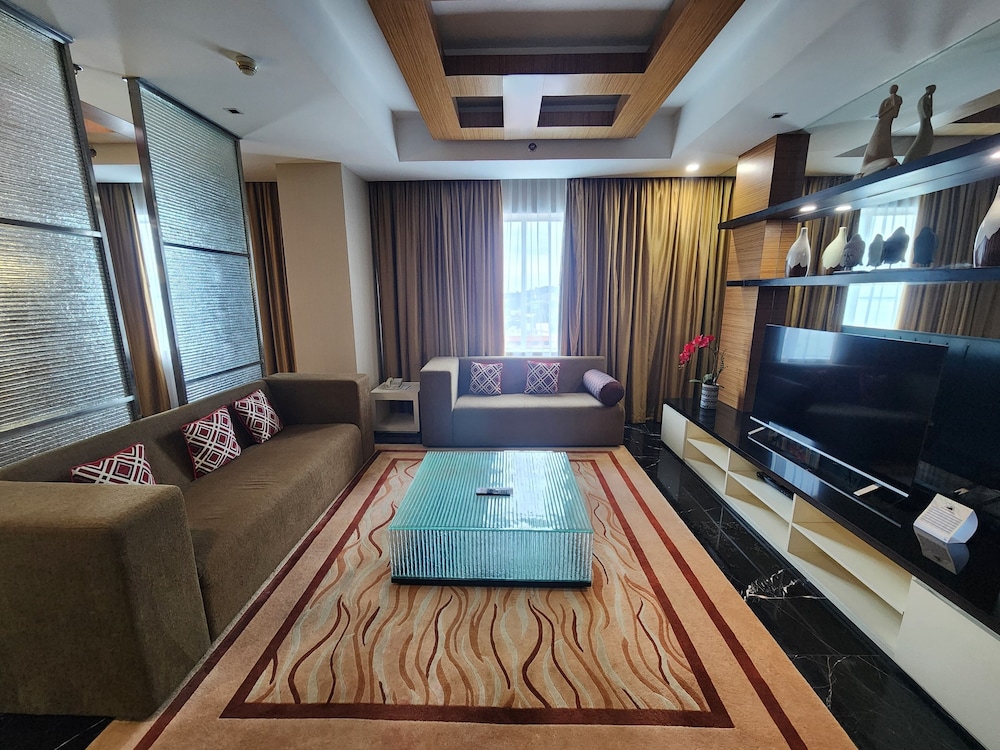 Habitación ejecutiva, 1 cama de matrimonio grande del hotel Novotel Balikpapan. Foto 4