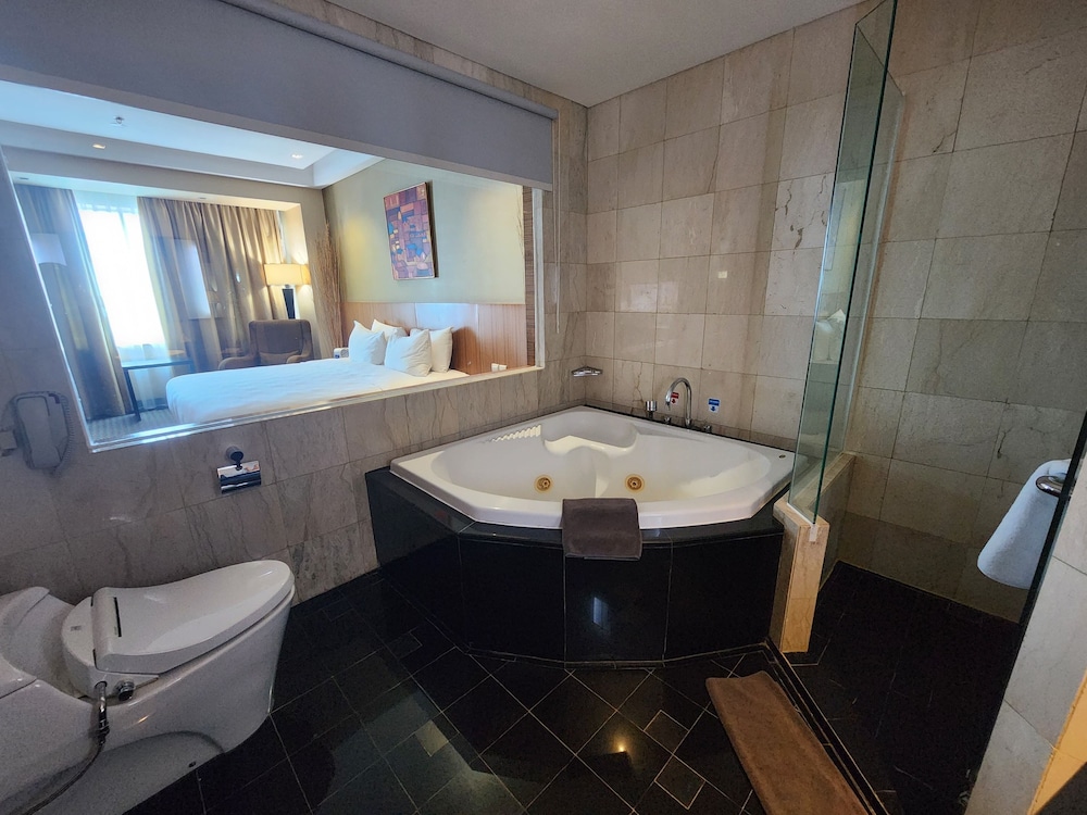 Suite superior, 1 cama de matrimonio con sofá cama del hotel Novotel Balikpapan