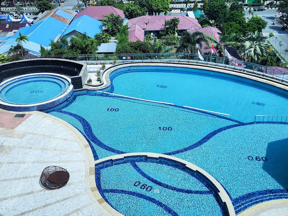Suite superior, 1 cama de matrimonio con sofá cama del hotel Novotel Balikpapan. Foto 5