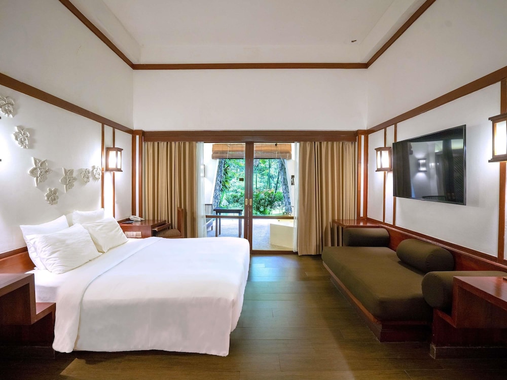 Habitación deluxe con 1 cama king y bañera del hotel Novotel Bogor Golf Resort. Foto 3