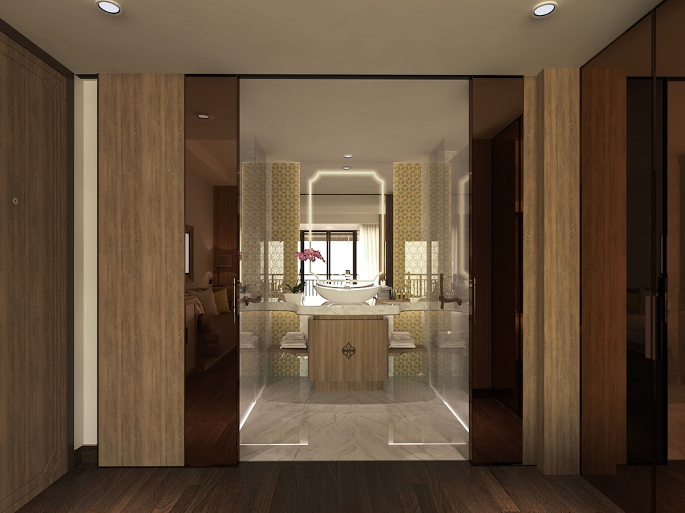 Habitación deluxe con 1 cama king y balcón del hotel Novotel Bogor Golf Resort. Foto 3