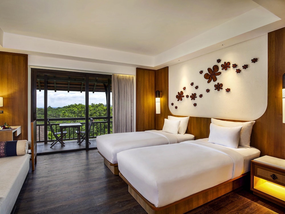 Habitación Deluxe con 2 Camas Individuales y Balcón del hotel Novotel Bogor Golf Resort