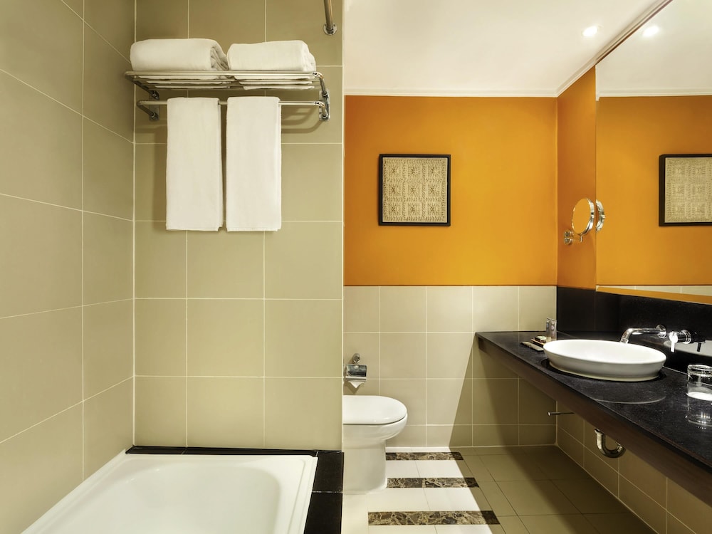 Habitación Superior con 1 Cama Queen del hotel Novotel Semarang. Foto 3
