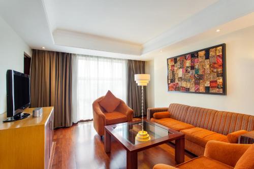 Suite Superior con 1 Cama Queen del hotel Novotel Semarang. Foto 5