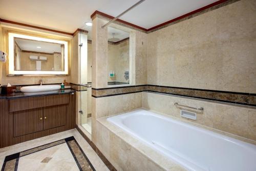 Suite con cama doble del hotel Novotel Solo. Foto 4