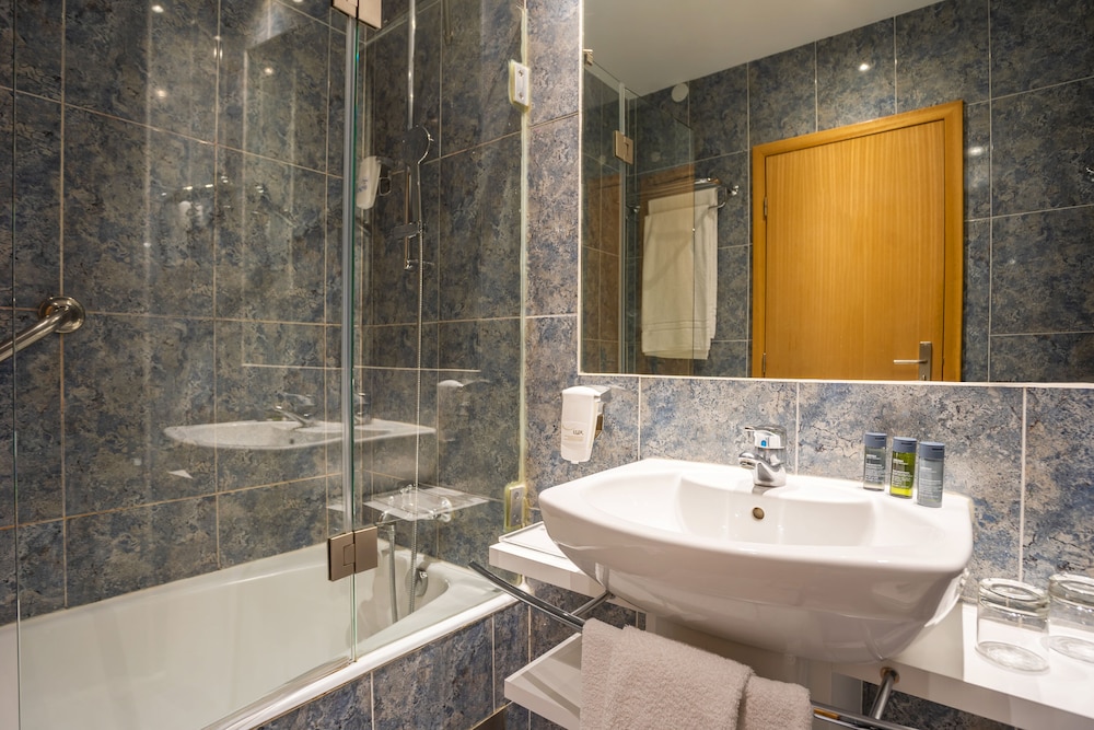Habitación económica con 1 cama doble o 2 individuales del hotel HF Tuela Porto. Foto 4