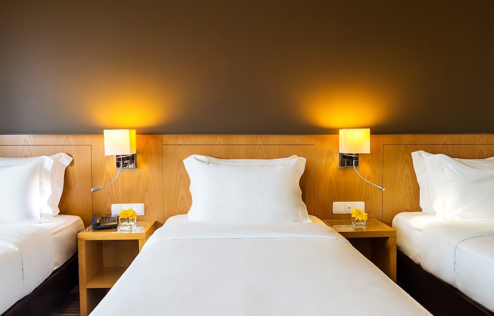 Habitación triple Confort del hotel HF Tuela Porto. Foto 1