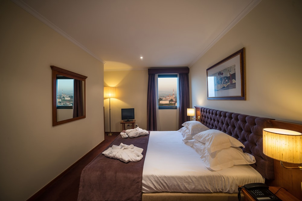 Habitación superior con 2 camas individuales del hotel Vila Galé Porto. Foto 3
