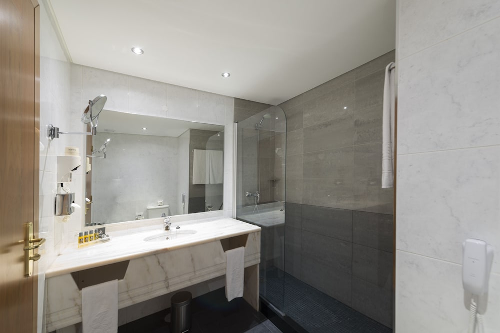 Habitación superior con 2 camas individuales del hotel Vila Galé Porto. Foto 4