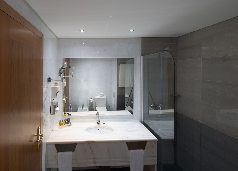 Habitación superior con 2 camas individuales del hotel Vila Galé Porto. Foto 5