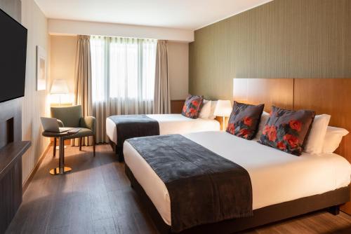 Habitación estándar con 1 cama doble y 1 cama individual del hotel Mercure Porto Gaia